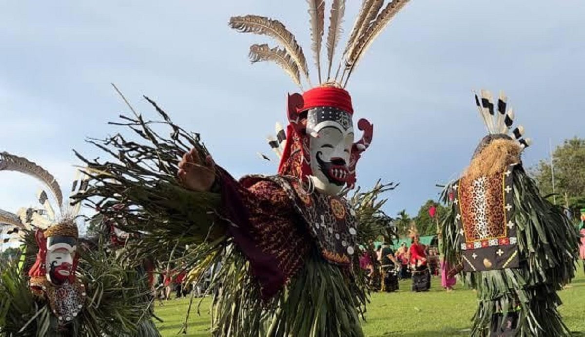 Ingin Menyaksikan Tari Hudoq Khas Suku Dayak yang Unik? Simak Keseruannya di Pesta Adat dan Budaya Lom Plai 2024 yang Spektakuler!