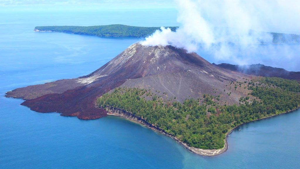 Fakta Menarik Gunung Krakatau, Gunung Berapi Aktif Tengah Laut yang Menyimpan Pesona Menawan