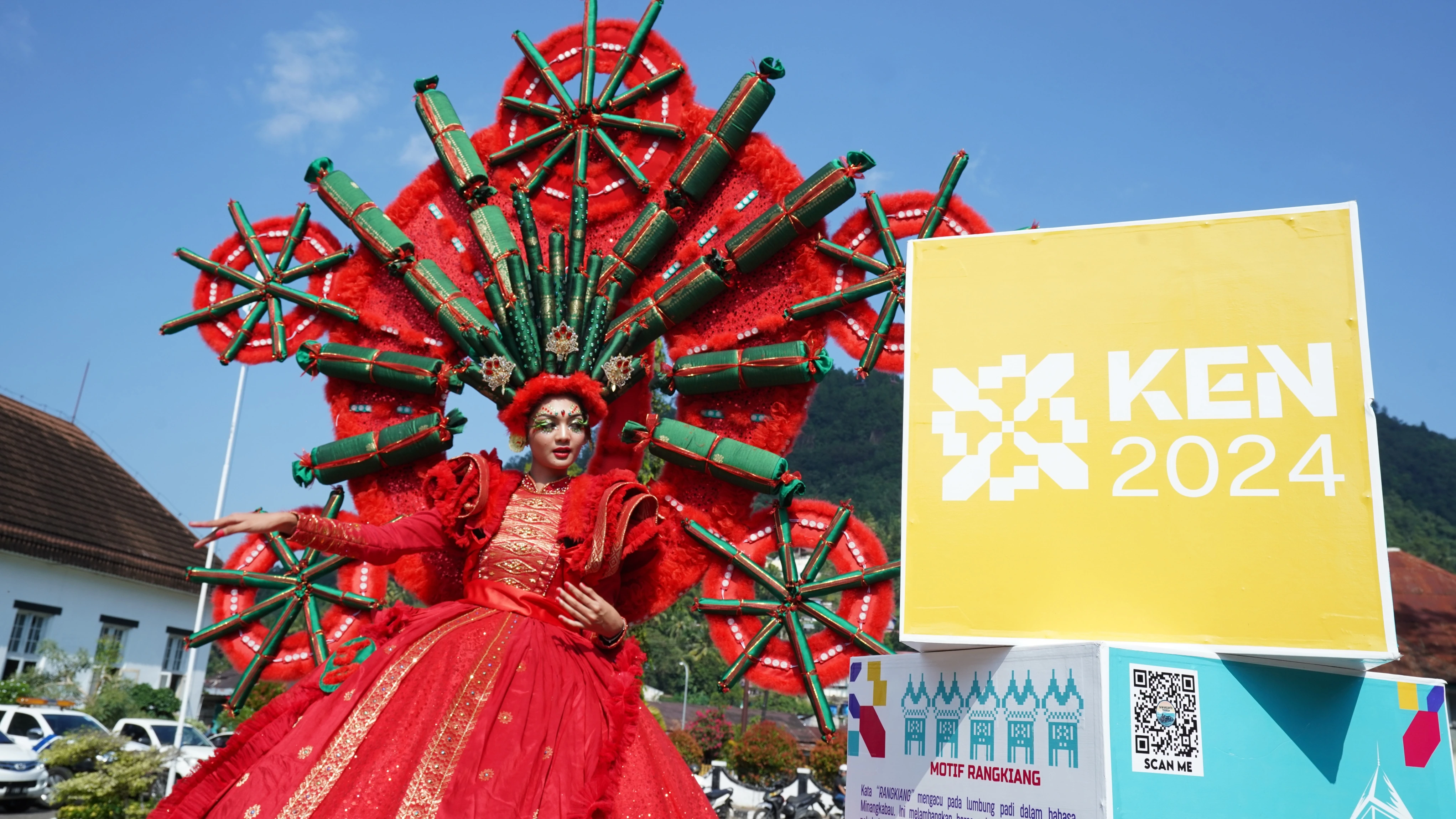 Kreasi Unik dari Kain Songket Warnai Kemeriahan Acara Sawahlunto International Songket Silungkang Carnival