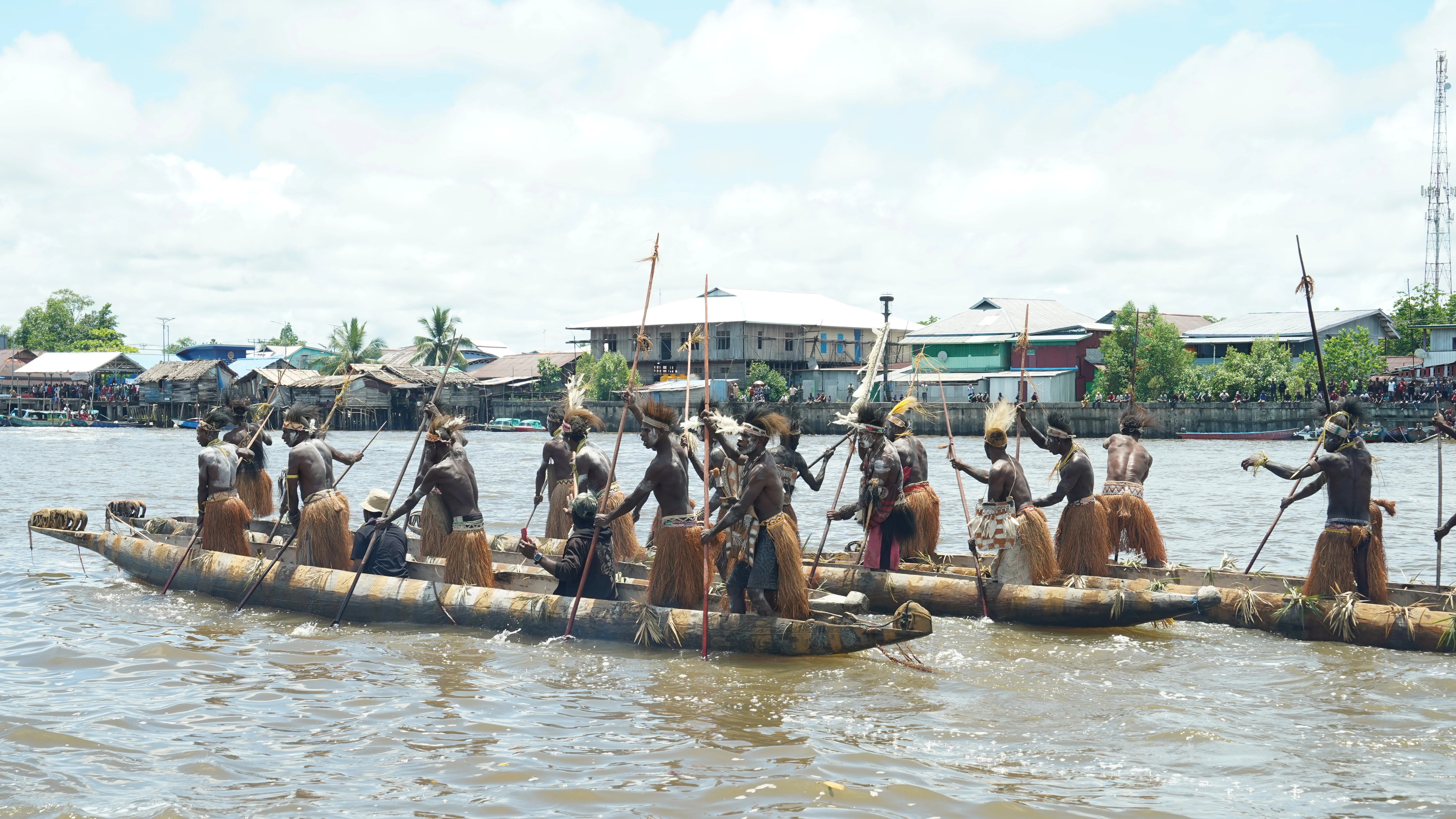 Lelang Ukiran Kayu dan Manuver Perahu di Festival Asmat Pokman