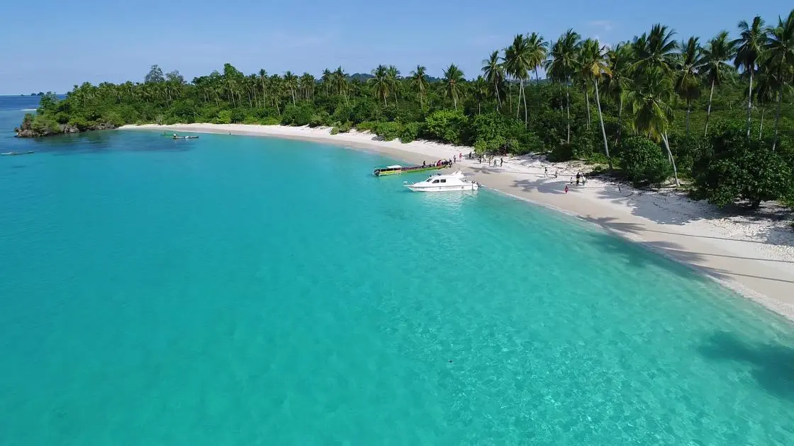 Rehat Sejenak di Banggai Laut, 5 Rekomendasi Wisata Pantai Ini Manjakan Wisatawan dengan Pemandangan Eksotis