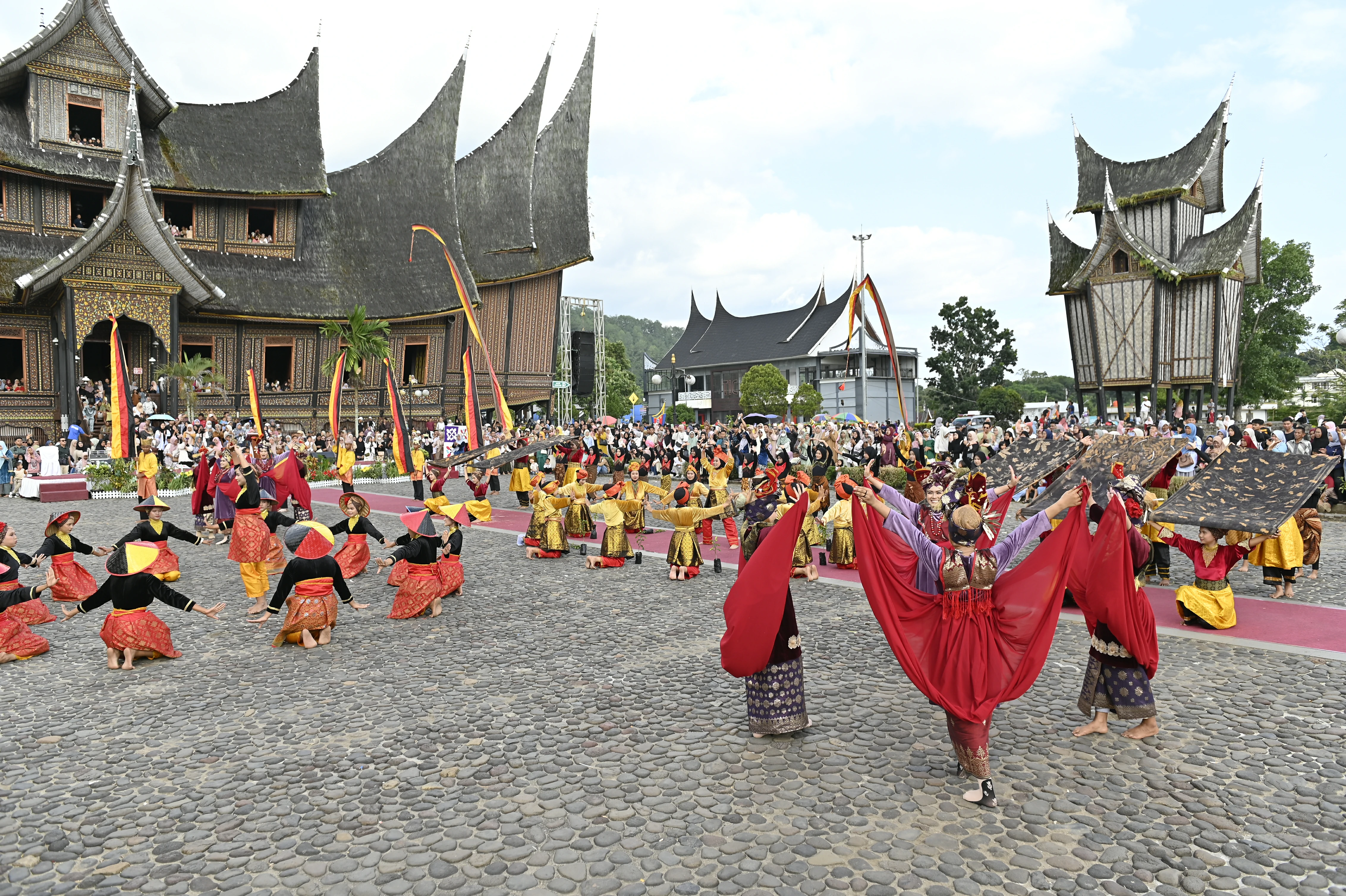 Defile Bundo Kanduang hingga Atraksi Pacu Jawi Ramaikan Gelar Budaya Festival Pesona Minangkabau di Tanah Datar