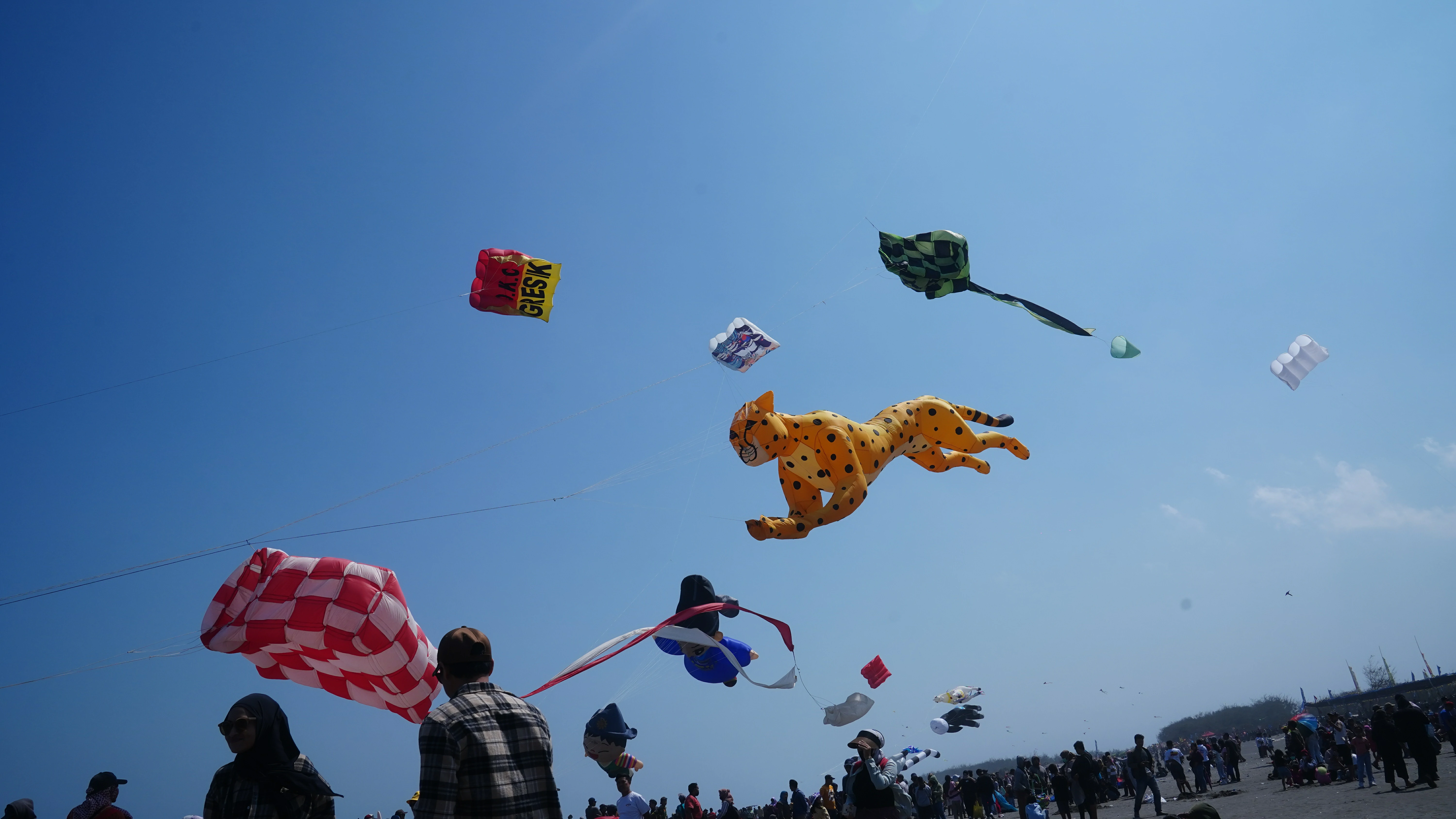 Ribuan Layang-layang Hiasi Langit Pantai Parangkusumo di Jogja International Kite Festival