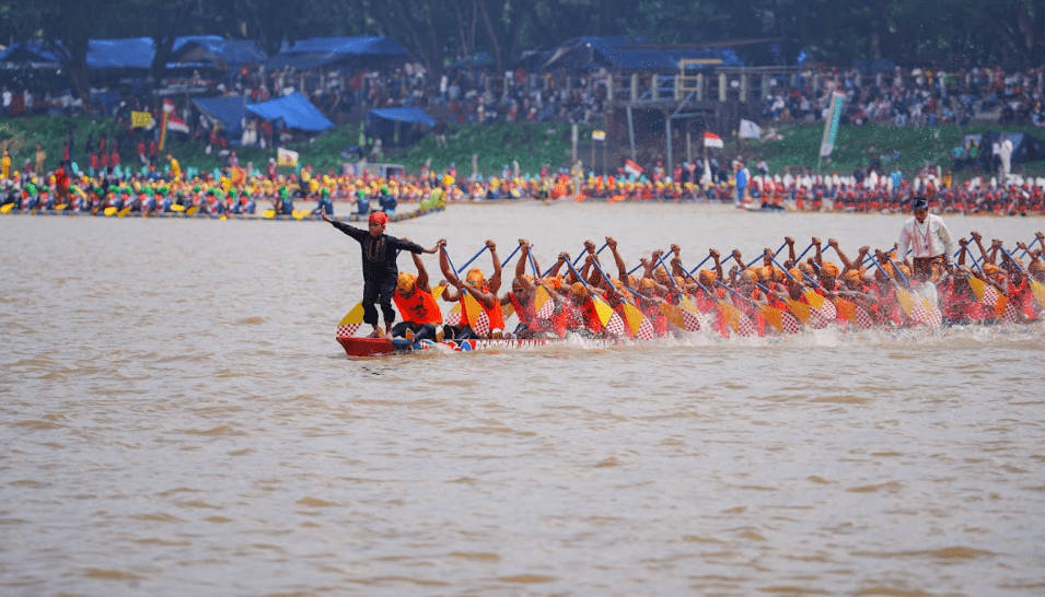 Pacu Jalur, Atraksi Balap Perahu Khas Kuantan Singingi yang Masuk TOP 10 KEN