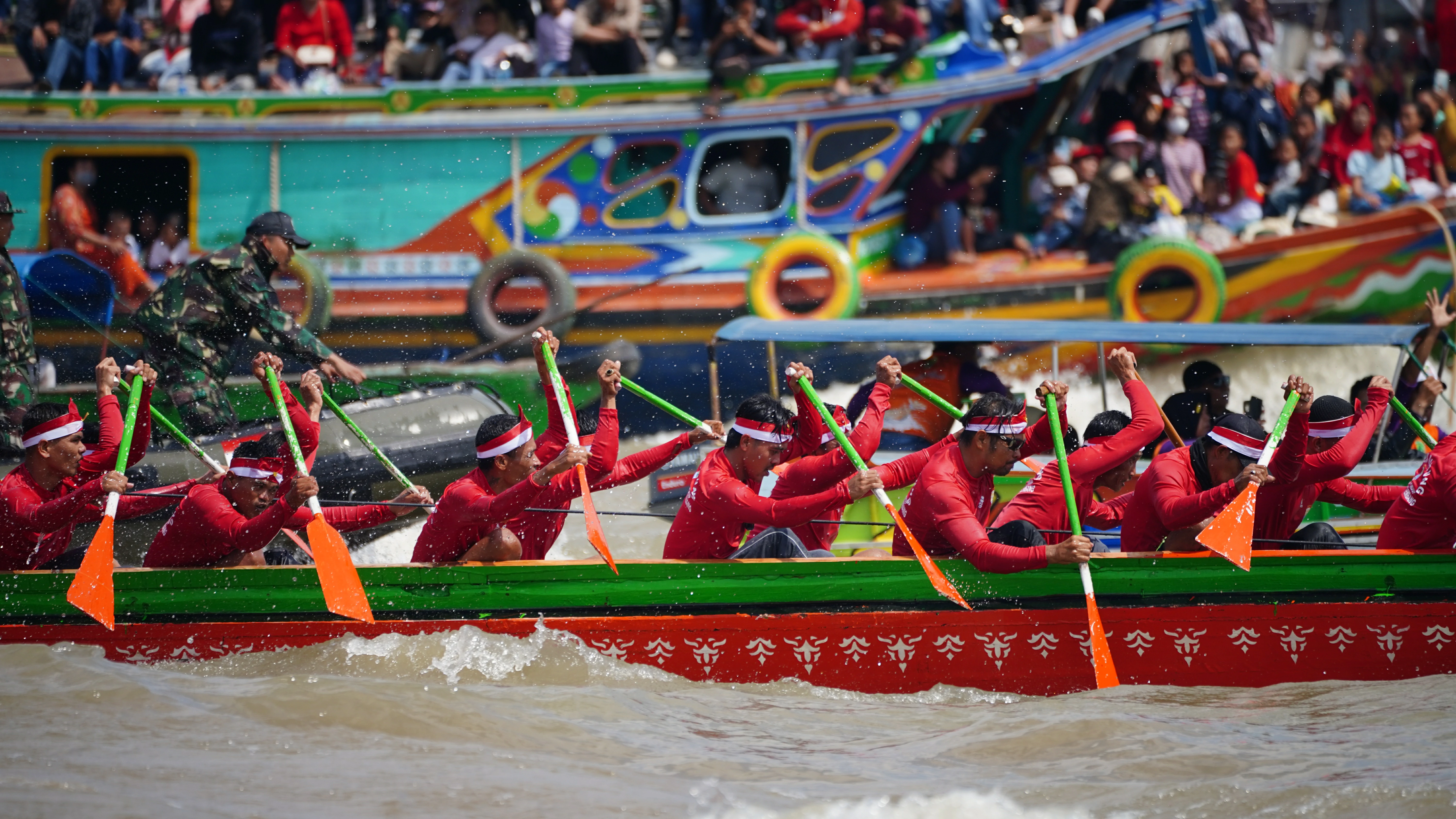 Aneka Perahu Hias Meriahkan HUT RI di Festival Perahu Bidar Tradisional