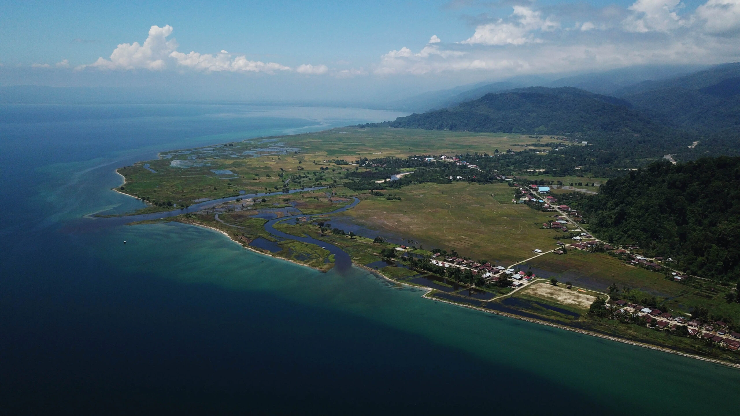 Mengenal Danau Poso, Danau Ketiga Terbesar di Indonesia dengan Pasir Putih Keemasan