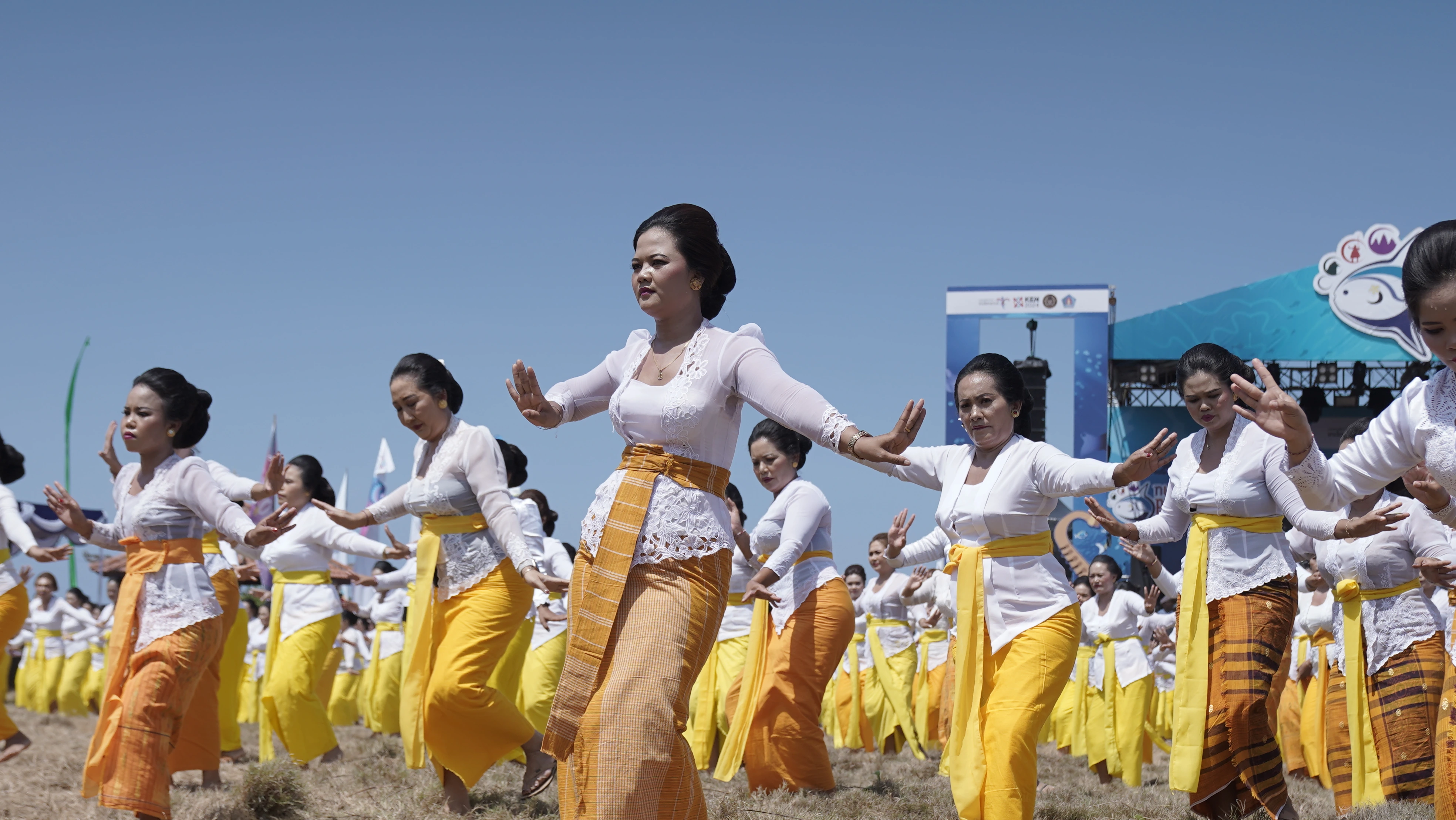 Penampilan Kolosal Tari Rejang Renteng oleh 1.000 Penari di Nusa Penida Festival